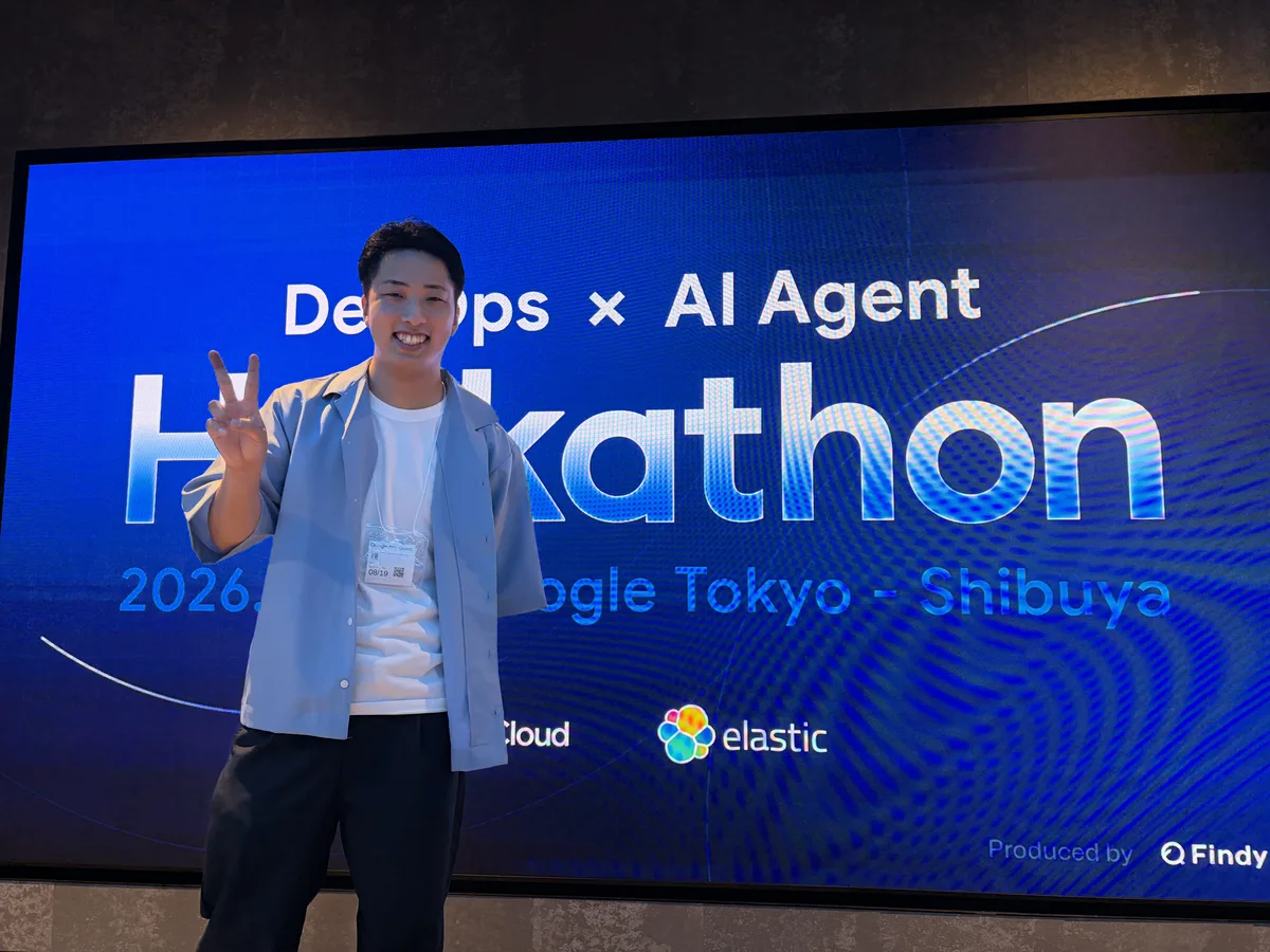 筆者と、「DevOps × AI Agent Hackathon（Google Tokyo・Findy 主催）」の看板。決勝を見に行ってきました。